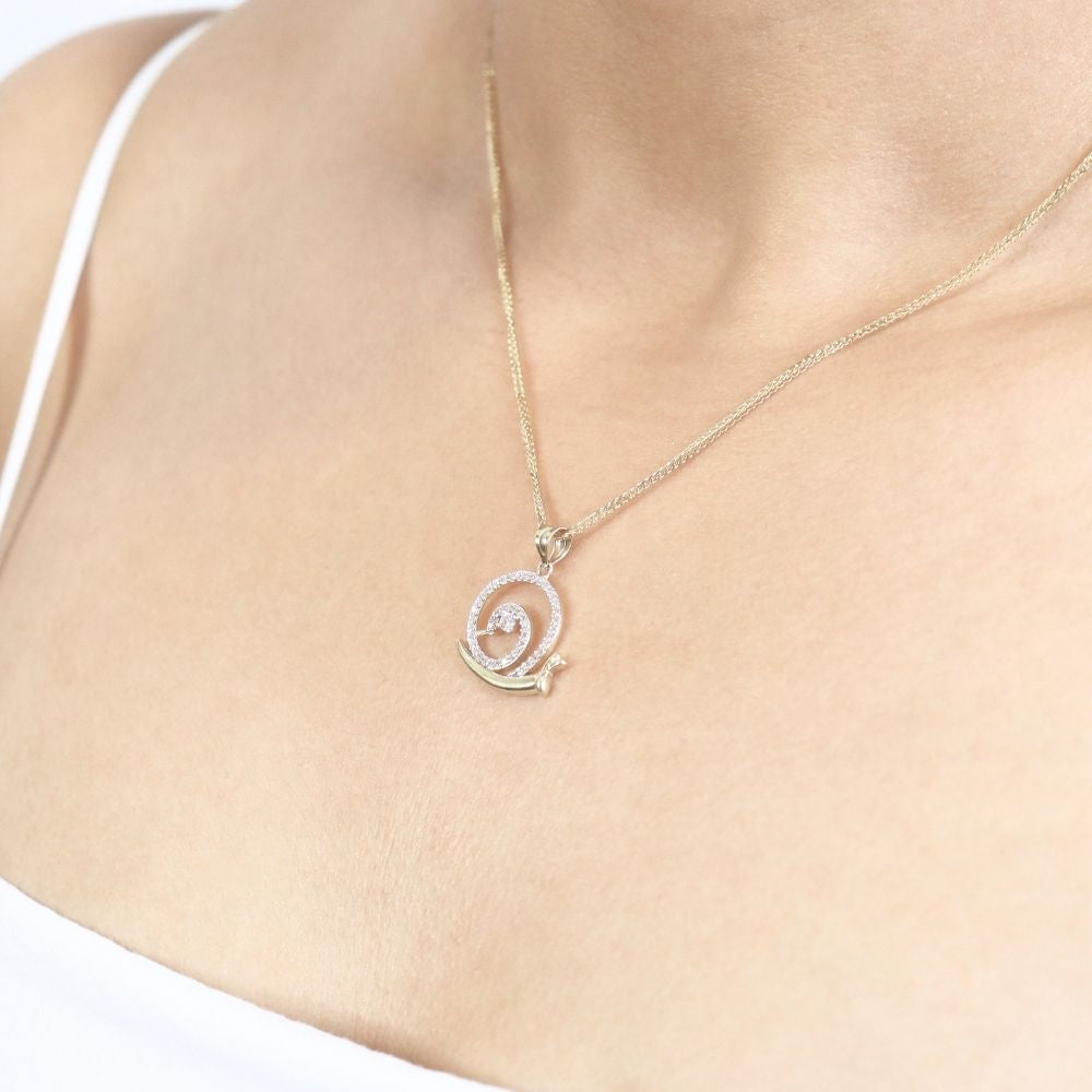 Dije de Oro 14k Caracol con Incrustación de Zirconias mod. 4048