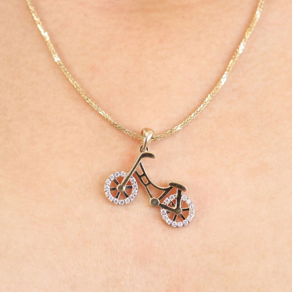 Dije de Oro 14k con Forma de Bicicleta Fina Incrustada con Zirconias mod. 4648