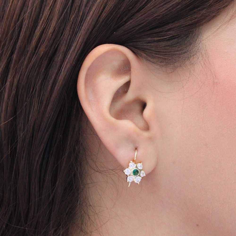 Arete con Broche Arillo de Oro 14k con Diseño Estrella Incrustado con Zirconia Verde mod. 9762