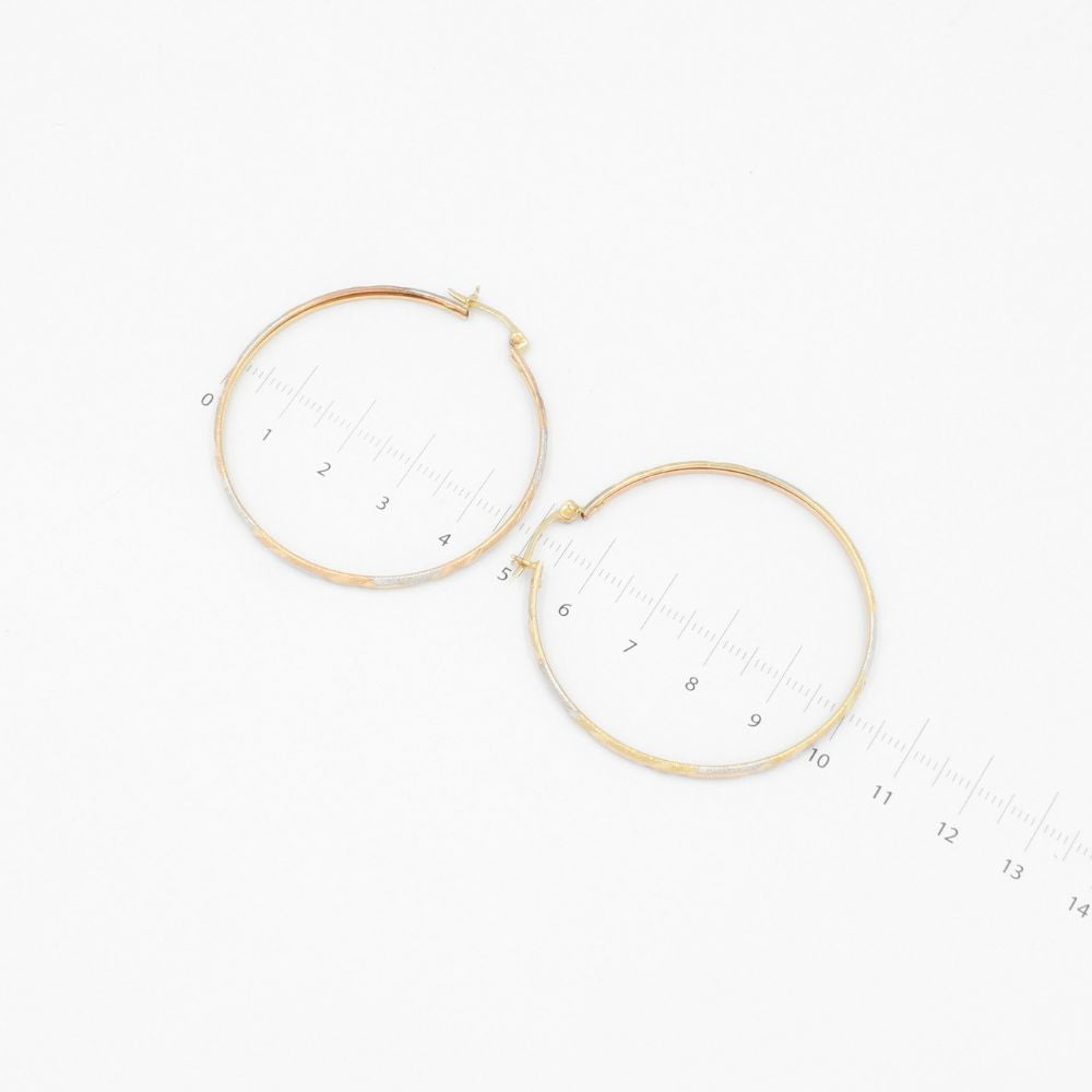 Arracada de Oro 14k Florentino con Diseño Diagonal de Diamantado sobre Tono Mate mod. 9140
