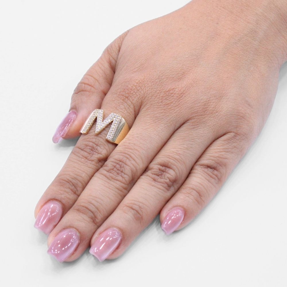Anillo de Oro 14k con Letra M Incrustada con Zirconias mod. 8357