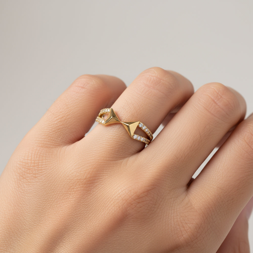 Anillo de Oro 14k Estilo Flecha con Incrustación Fina de Zirconias mod. 10006