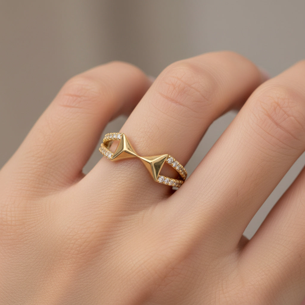 Anillo de Oro 14k Estilo Flecha con Incrustación Fina de Zirconias mod. 10006