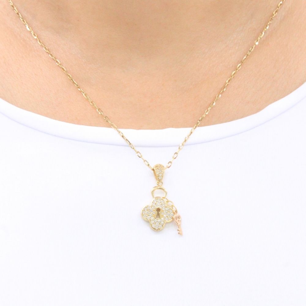Gargantilla de Oro 14k Candado Hueco de Trébol Incrustado con Zirconias y Pequeña Llave Rosa mod. 9632