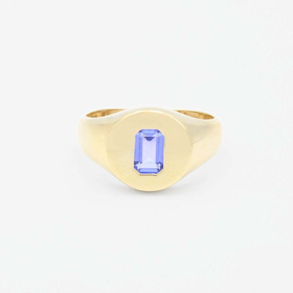 Anillo de Oro 14k con Frente Plano Incrustado de Zirconia Amatista mod. 9294