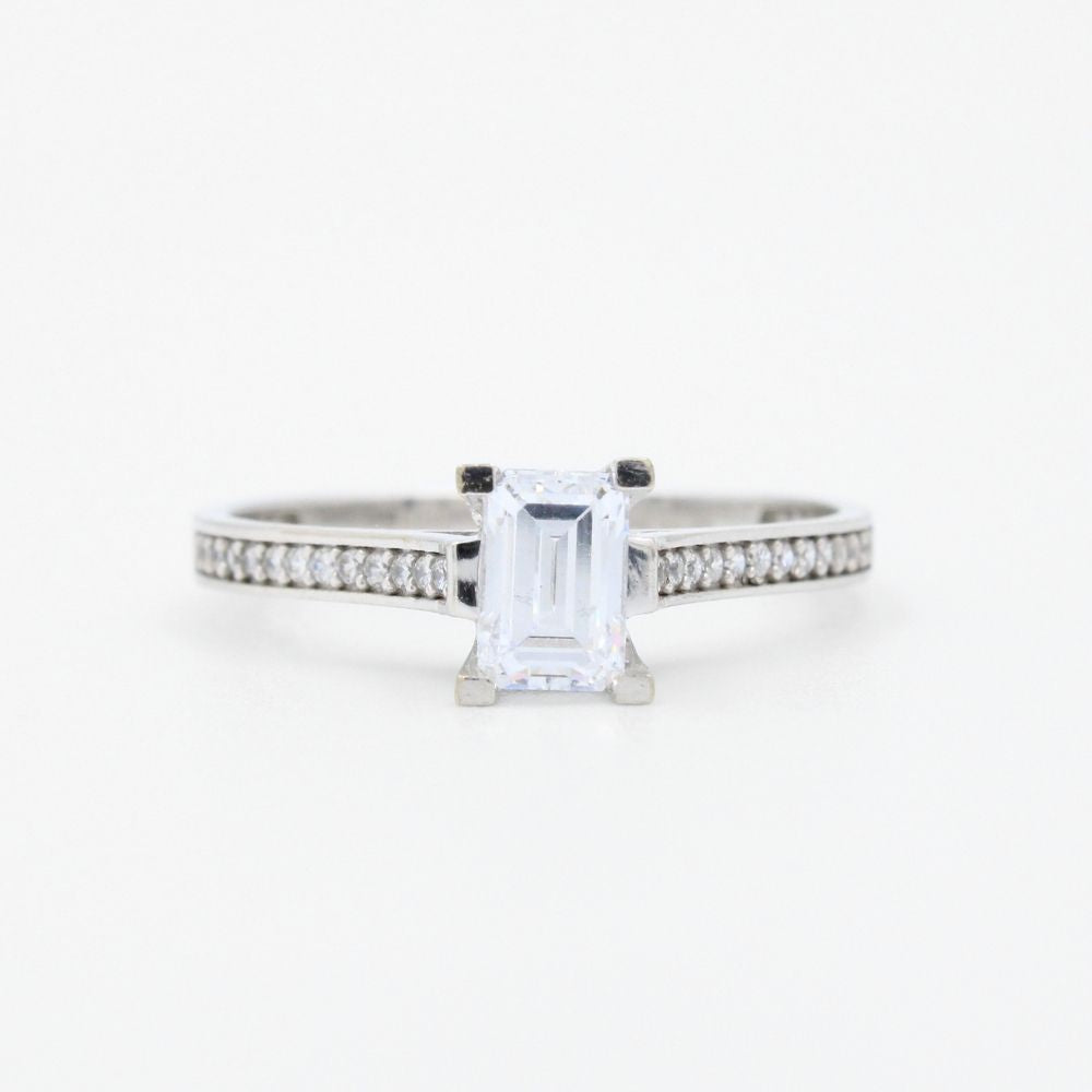 Anillo de Compromiso en Oro 14k Blanco con Zirconias Brillantes y Zirconia Baguette mod. 8955