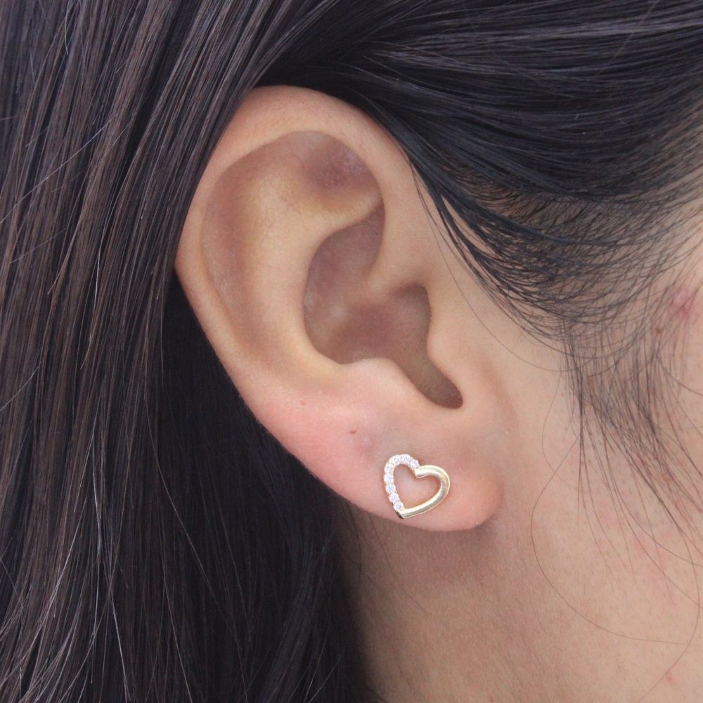 Arete de Oro 14k Diseño de Corazón con Incrustación de Zirconias Parcial mod. 9355