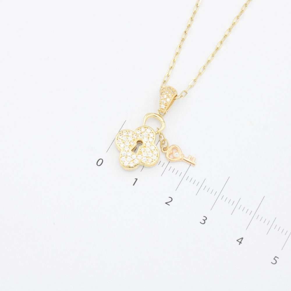 Gargantilla de Oro 14k Candado Hueco de Trébol Incrustado con Zirconias y Pequeña Llave Rosa mod. 9632