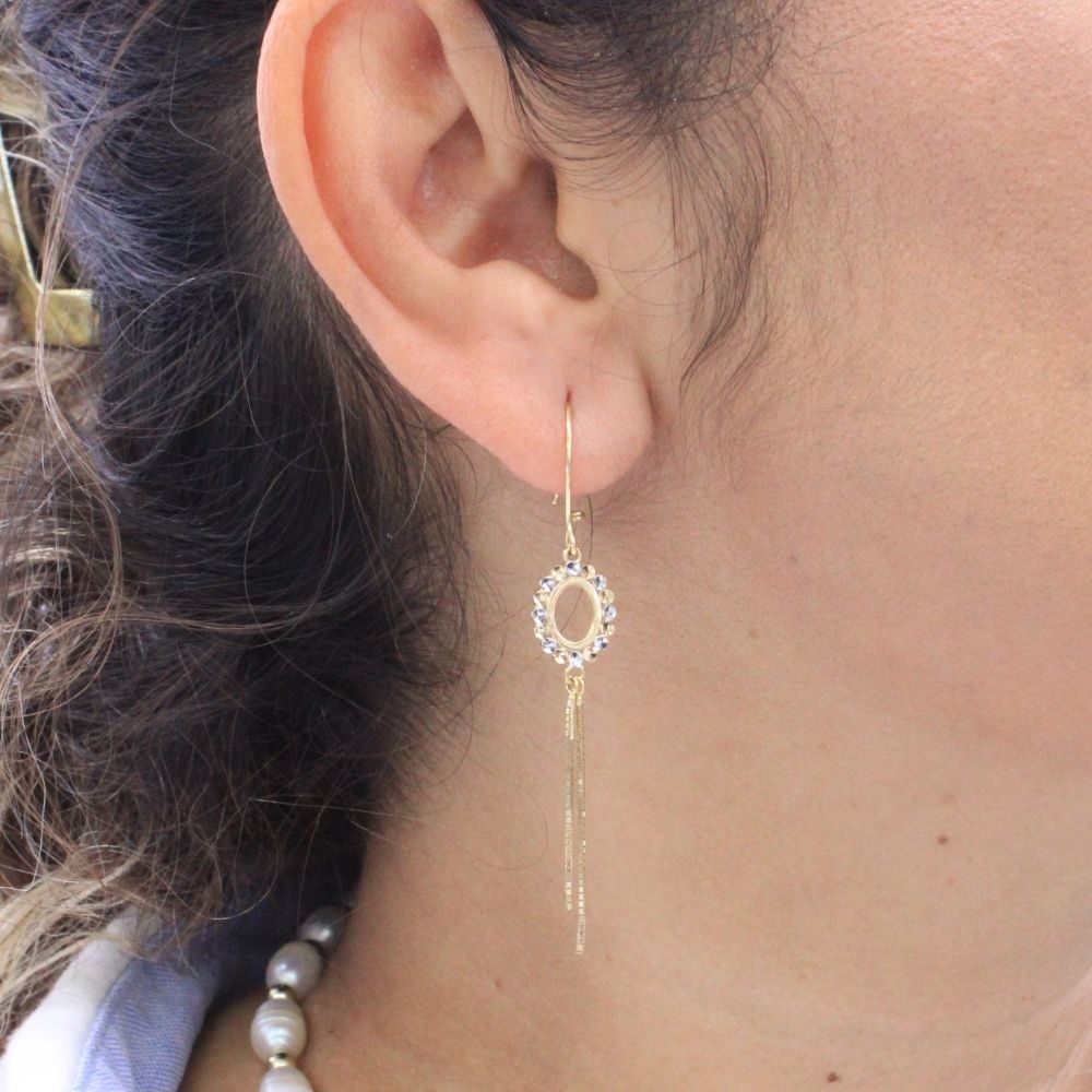 Arete Largo de Oro 14k Diseño con Martillado y Tiras Finas de Estilo Brillante mod. 5436
