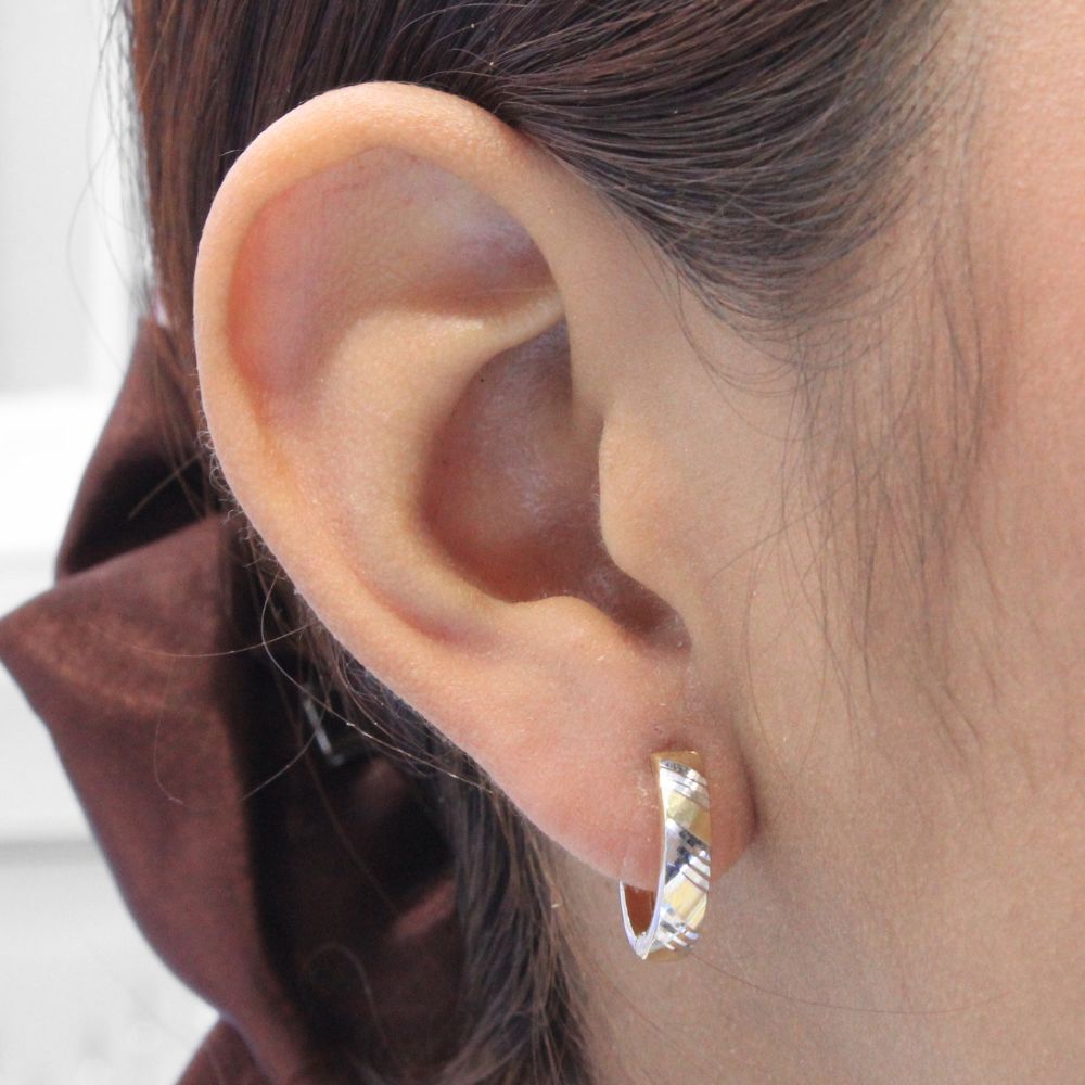Grapa de Oro 14k de Diseño Diagonal con Diamantado Fino mod. 8343