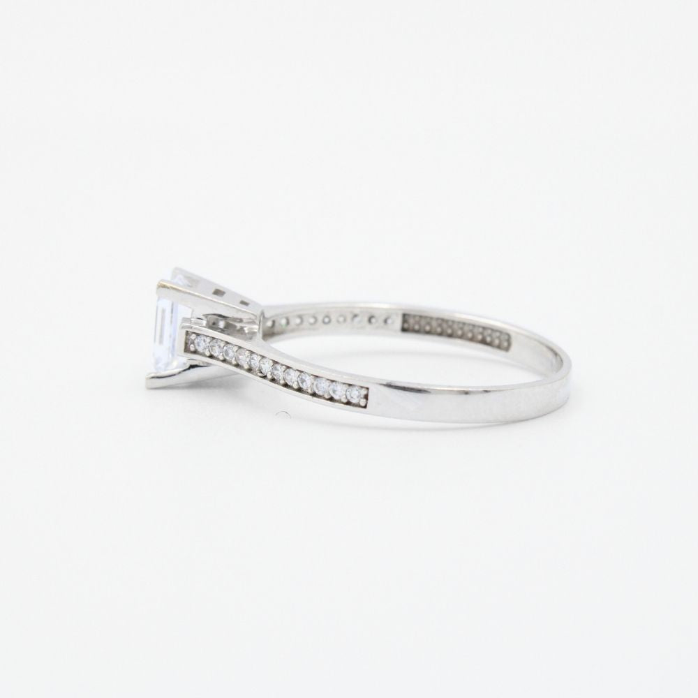 Anillo de Compromiso en Oro 14k Blanco con Zirconias Brillantes y Zirconia Baguette mod. 8955