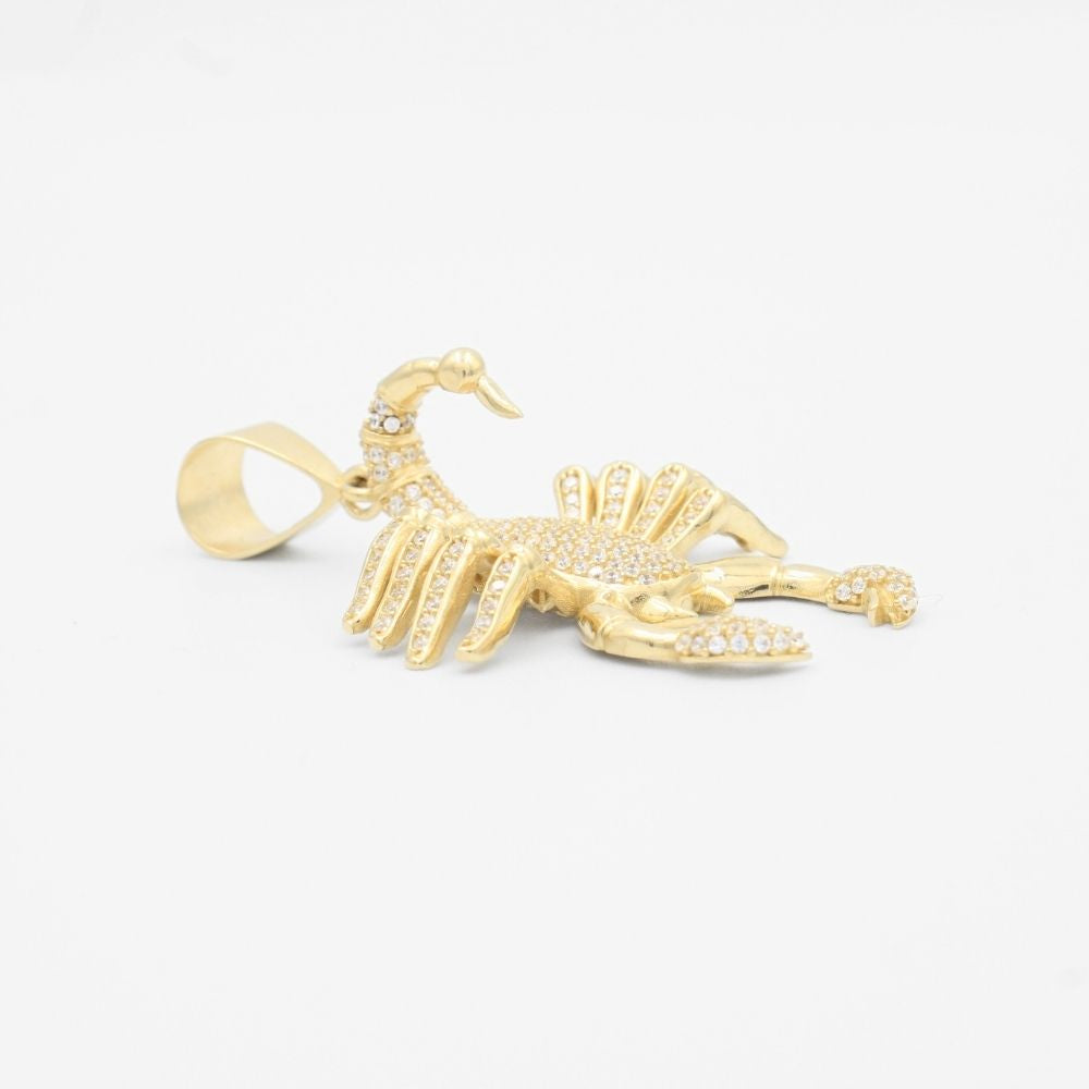 Dije de Oro 14k Diseño de Escorpion Extra con Incrutación de Zirconias mod. 9434