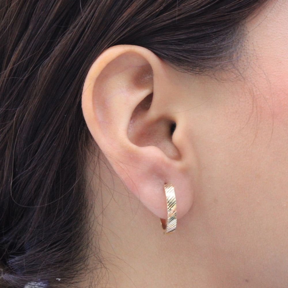 Grapa de Oro 14k Diseño Hueco con Diamantado Fino de Estilo Diagonal mod. 9618