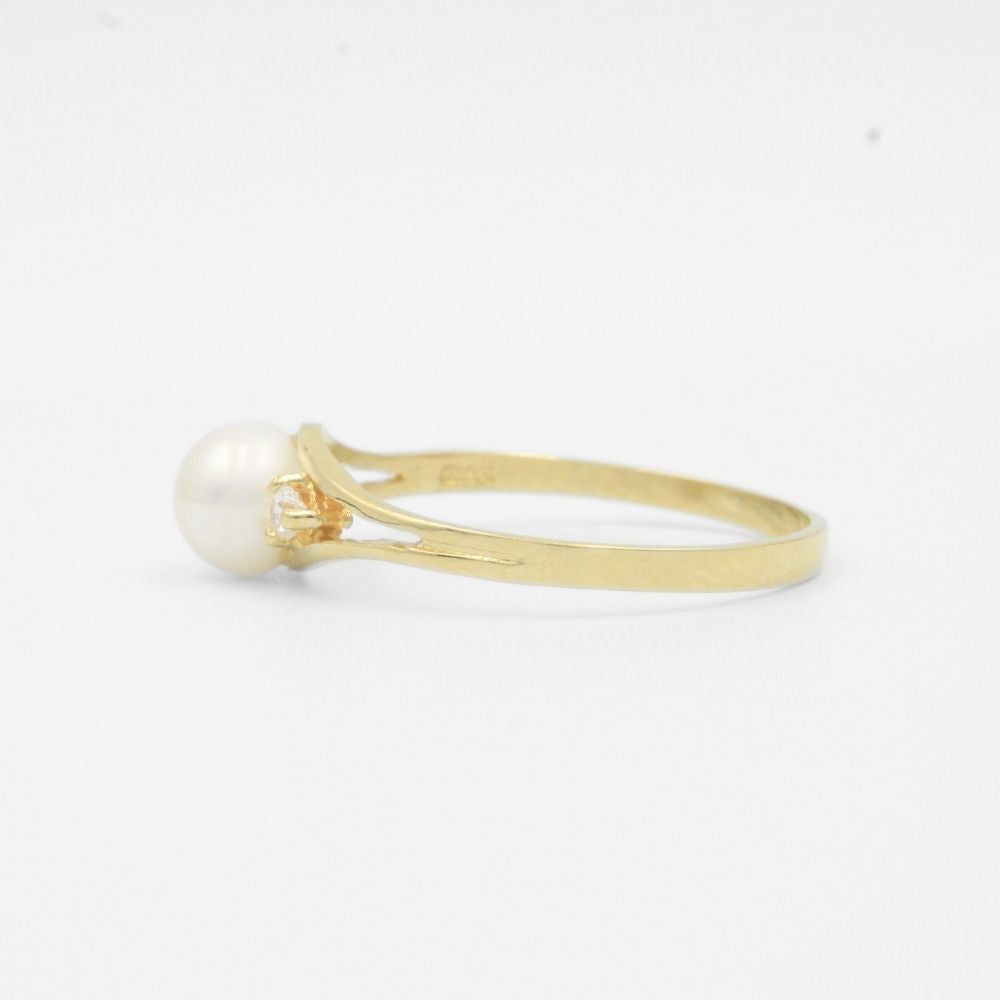 Anillo de Oro 14k Elegante con Perla Natural Detallado con Pequeñas Zirconias mod. 7722