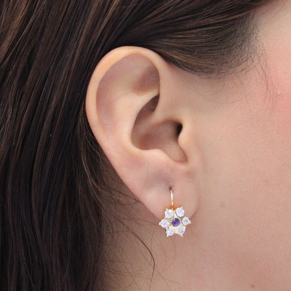 Arete con Broche Arillo de Oro 14k con Diseño Estrella Incrustado con Zirconia Morado mod. 9762
