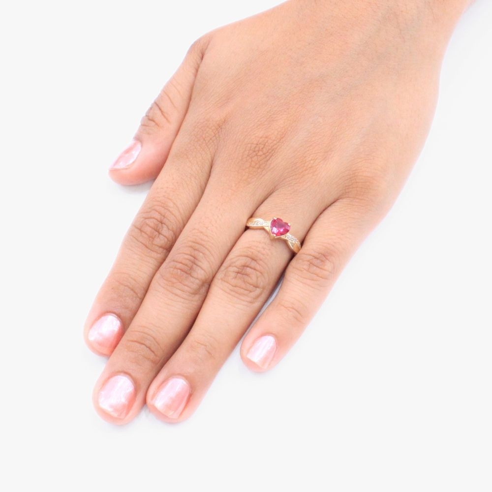 Anillo de Oro 14k de Diseño de Corazón Trenzado con Incrustación de Zirconia Roja mod. 9277