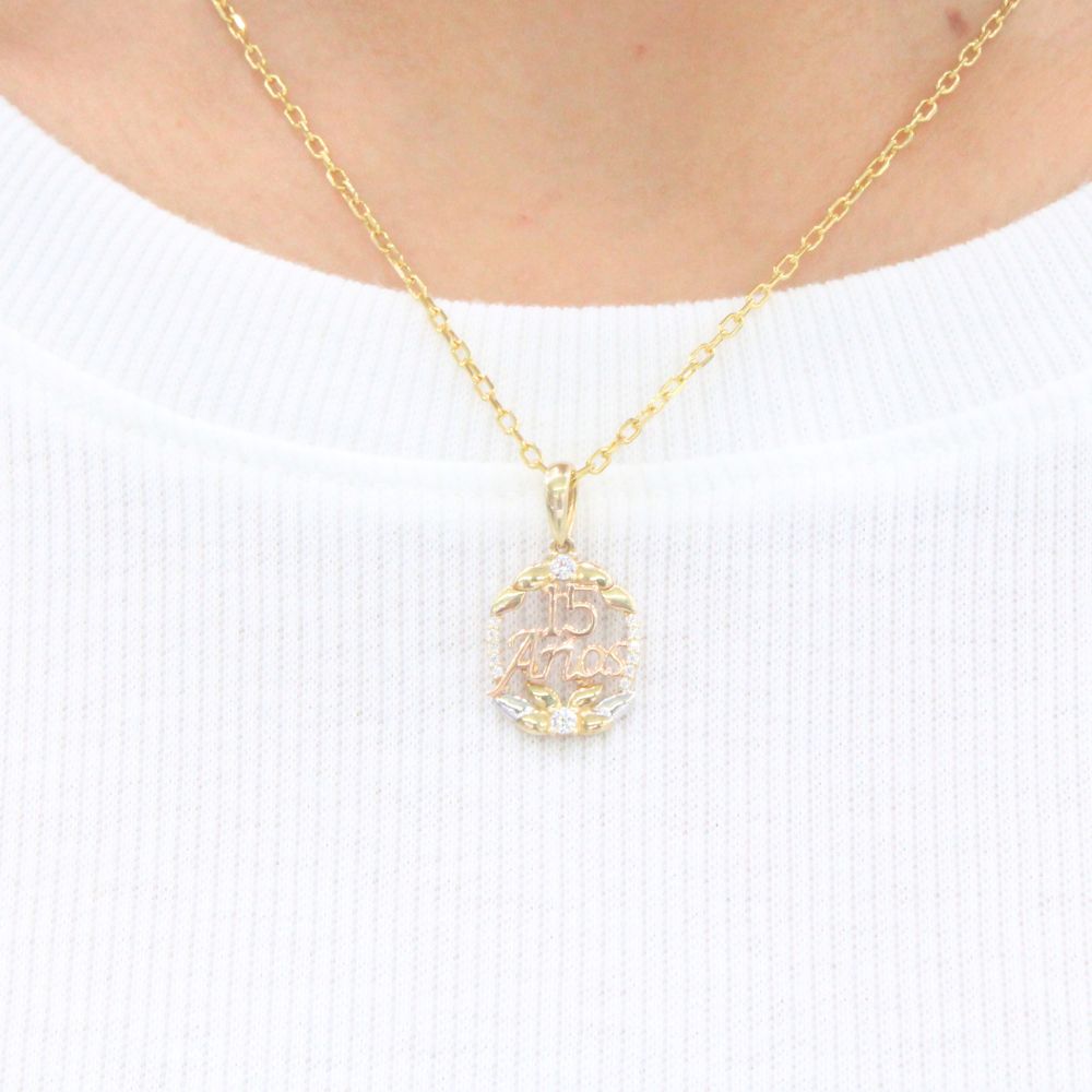 Dije de Oro 14k con Diseño Oval con Detalles de Hojas Incrustado de Zirconias Finas  mod. 9556