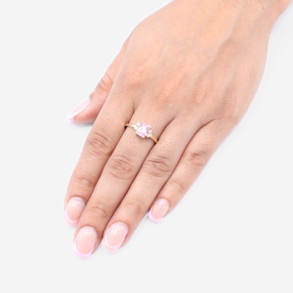 Anillo de Oro 14k Incrustado con Zirconia Cuadrada de Color Rosa Brillante mod. 9198
