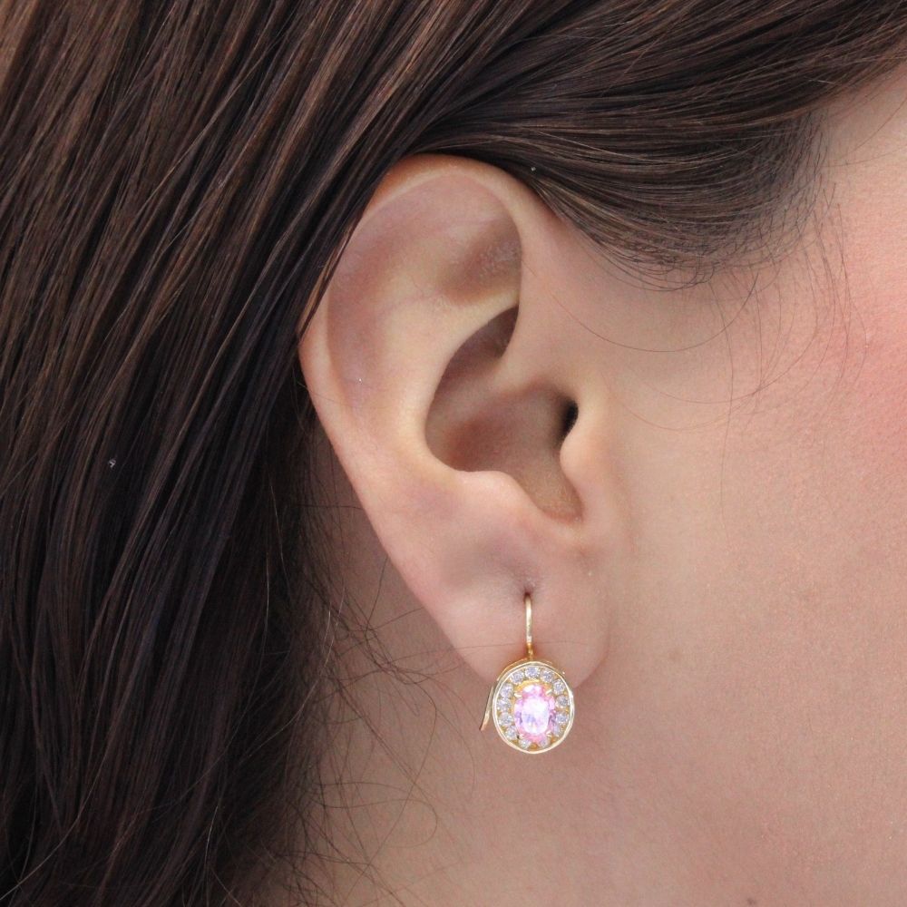 Arete con Broche Arillo de Oro 14k con Diseño Oval con Zirconia Rosa Detallada con Zirconias en Bisel mod. 9763