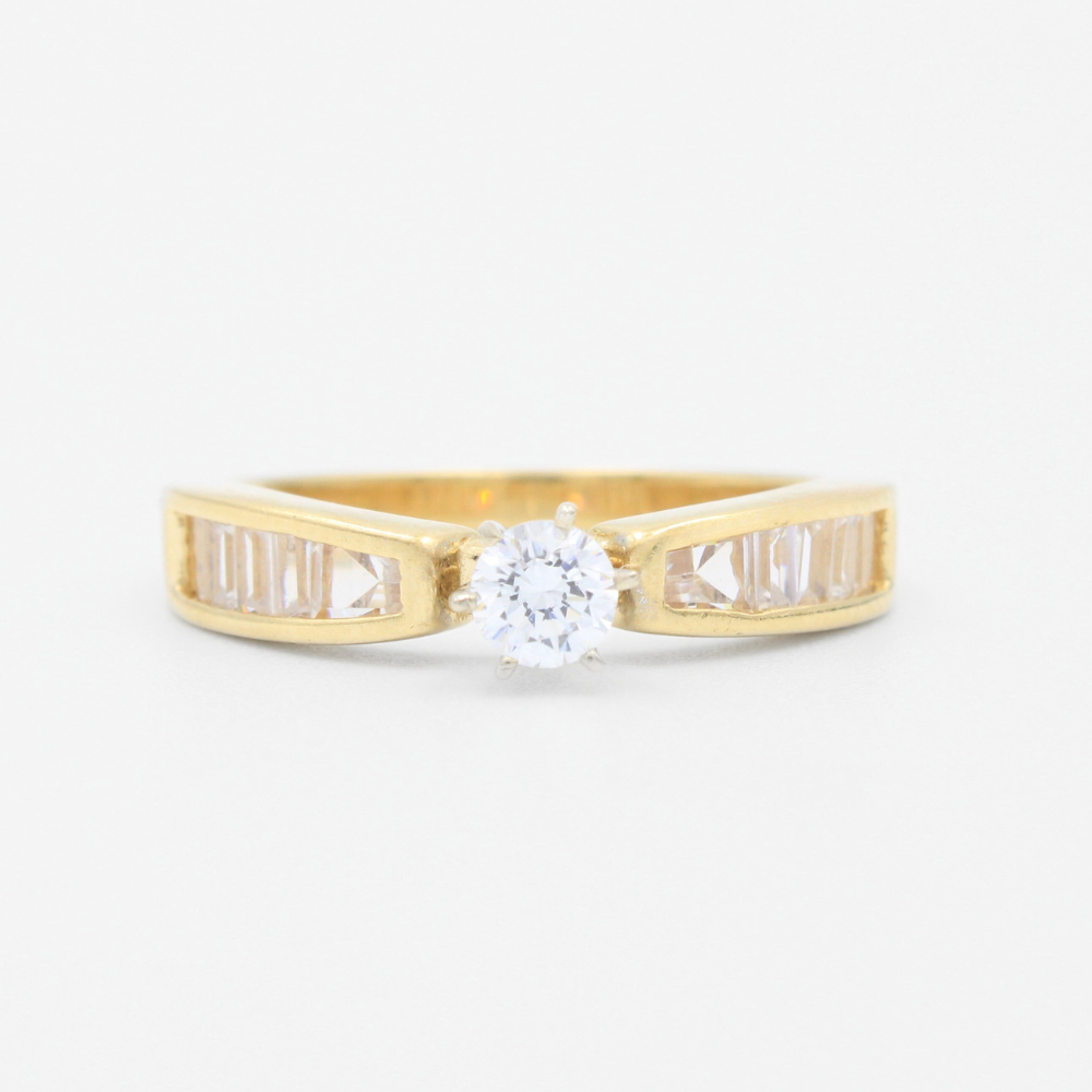Anillo de Compromiso en Oro 14k Diseño con Zirconia Central Fina e Incrustación de Zirconias Baguette mod. 9423