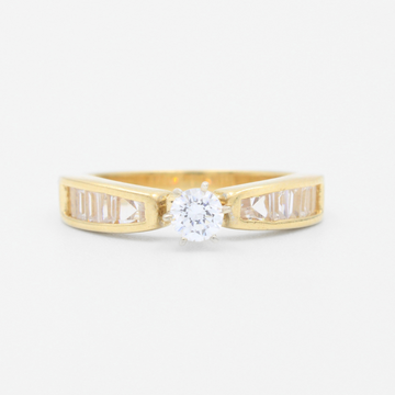 Anillo de Compromiso en Oro 14k Diseño con Zirconia Central Fina e Incrustación de Zirconias Baguette mod. 9423