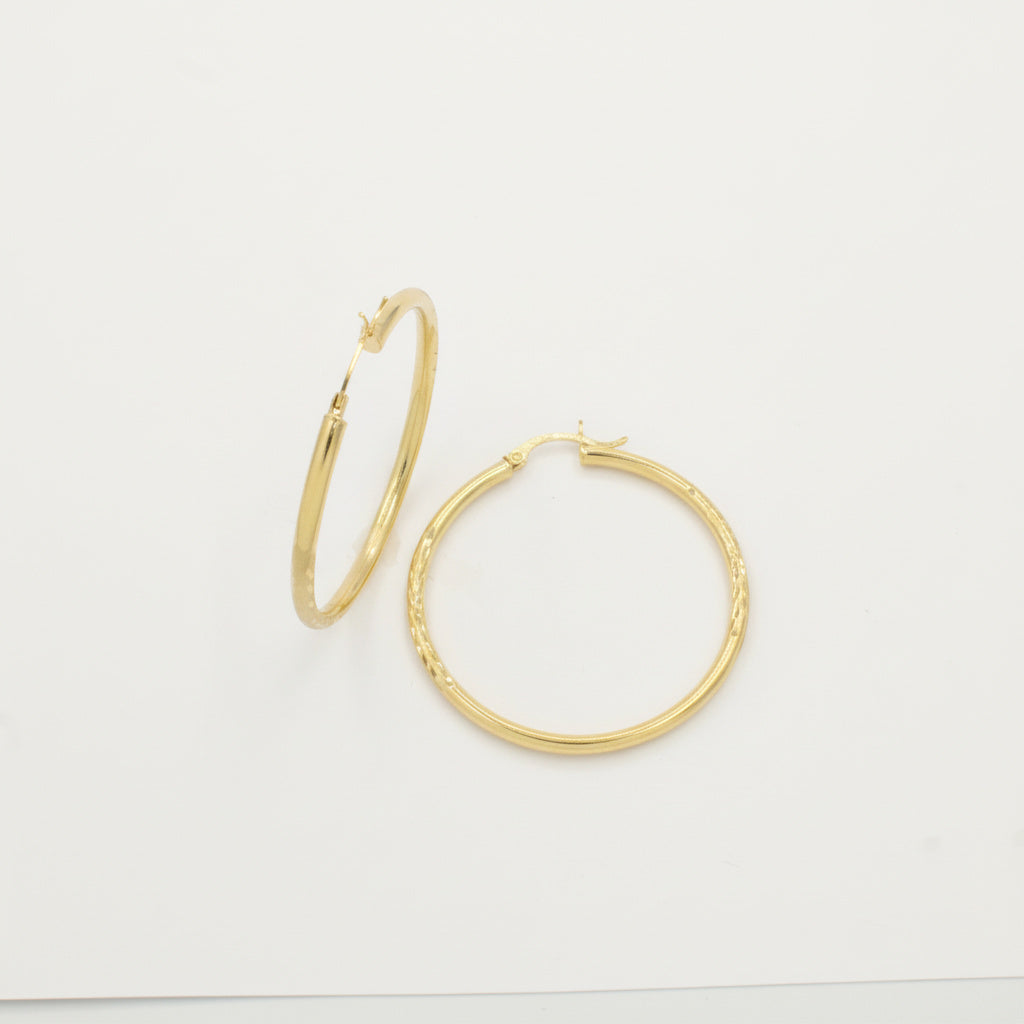 Arracada de Oro 14k Diseño Tubular Hueco con Tonos Mate Contrastados con Diamantado Fino mod. 10033