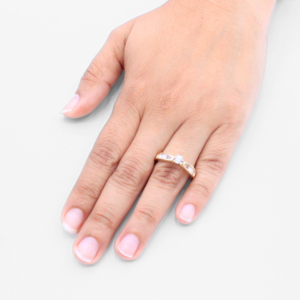 Anillo de Compromiso en Oro 14k Diseño con Zirconia Central Fina e Incrustación de Zirconias Baguette mod. 9423