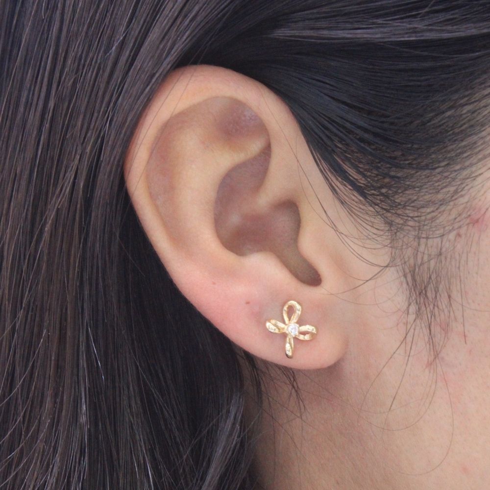 Arete de Oro 14k con Diseño de Moño con Incrustación de Zirconia mod. 9358