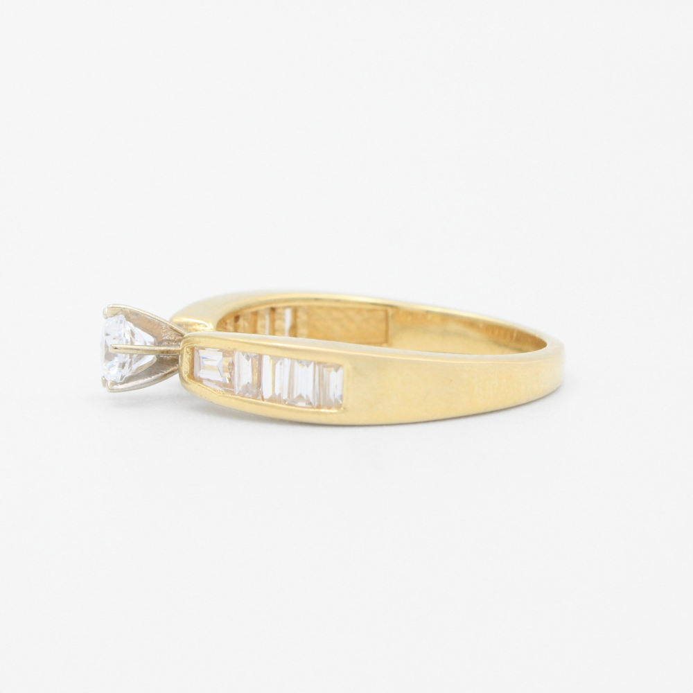 Anillo de Compromiso en Oro 14k Diseño con Zirconia Central Fina e Incrustación de Zirconias Baguette mod. 9423