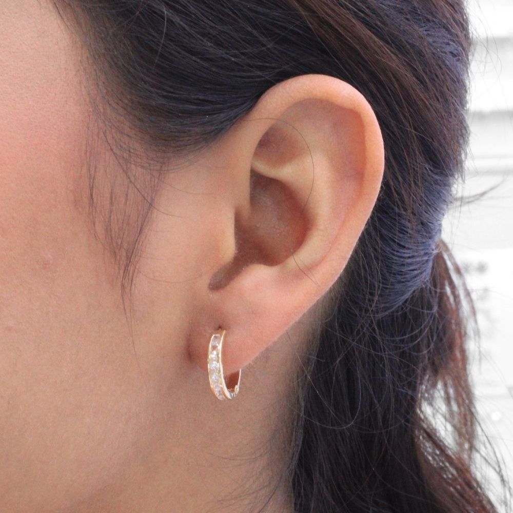 Grapa de Oro 14k Diseño Redondo Incrustado con Zirconias Detallado con Diamantada Blanco mod. 9877