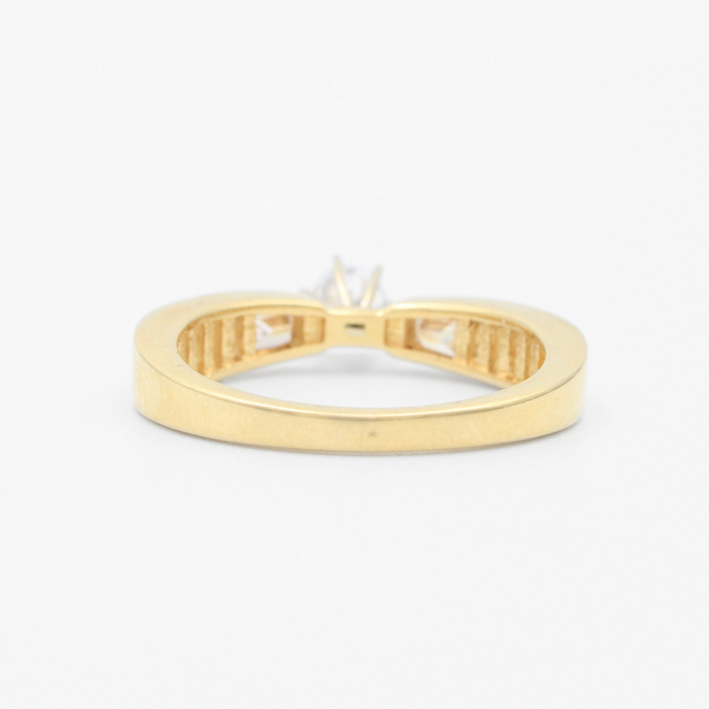 Anillo de Compromiso en Oro 14k Diseño con Zirconia Central Fina e Incrustación de Zirconias Baguette mod. 9423