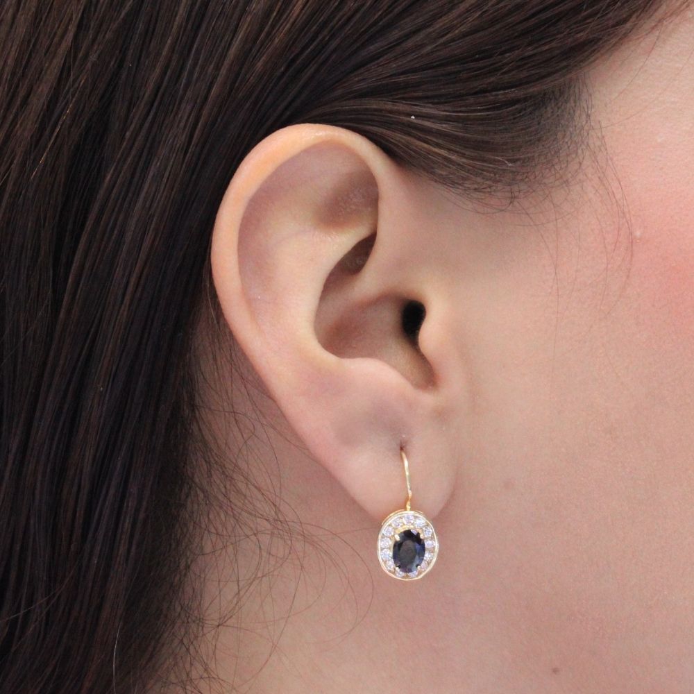 Arete con Broche Arillo de Oro 14k con Diseño Oval con Zirconia Negra Detallada con Zirconias en Bisel mod. 9763