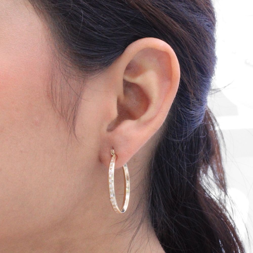 Arracada de Oro 14k de Diseño Redondo y Hueco Incrustado con Zirconias mod. 9878