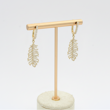 Arete Largo de Oro 14k Diseño de Hoja con Finas Zirconias Incrustadas mod. 10123