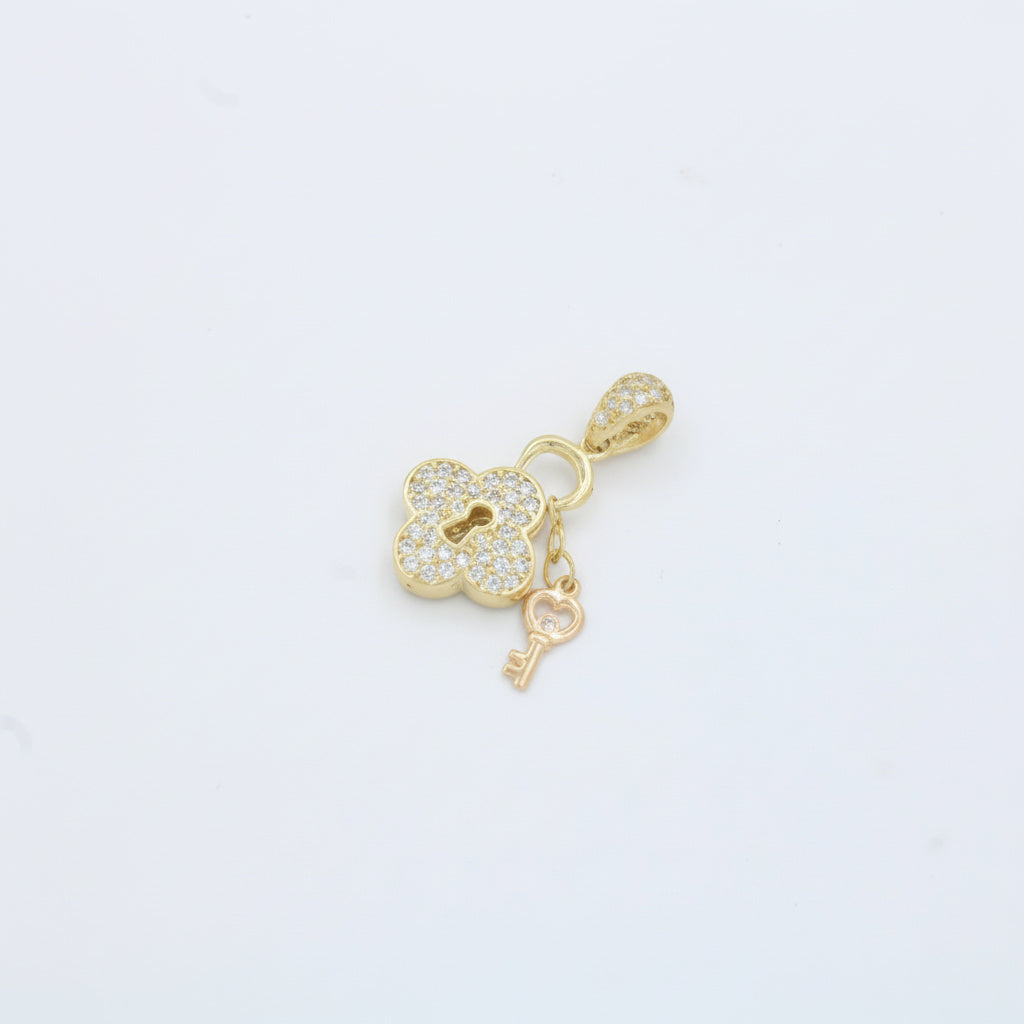 Dije de Oro 14k Diseño Candado Hueco de Trébol con Llave y Zirconias mod. 10073