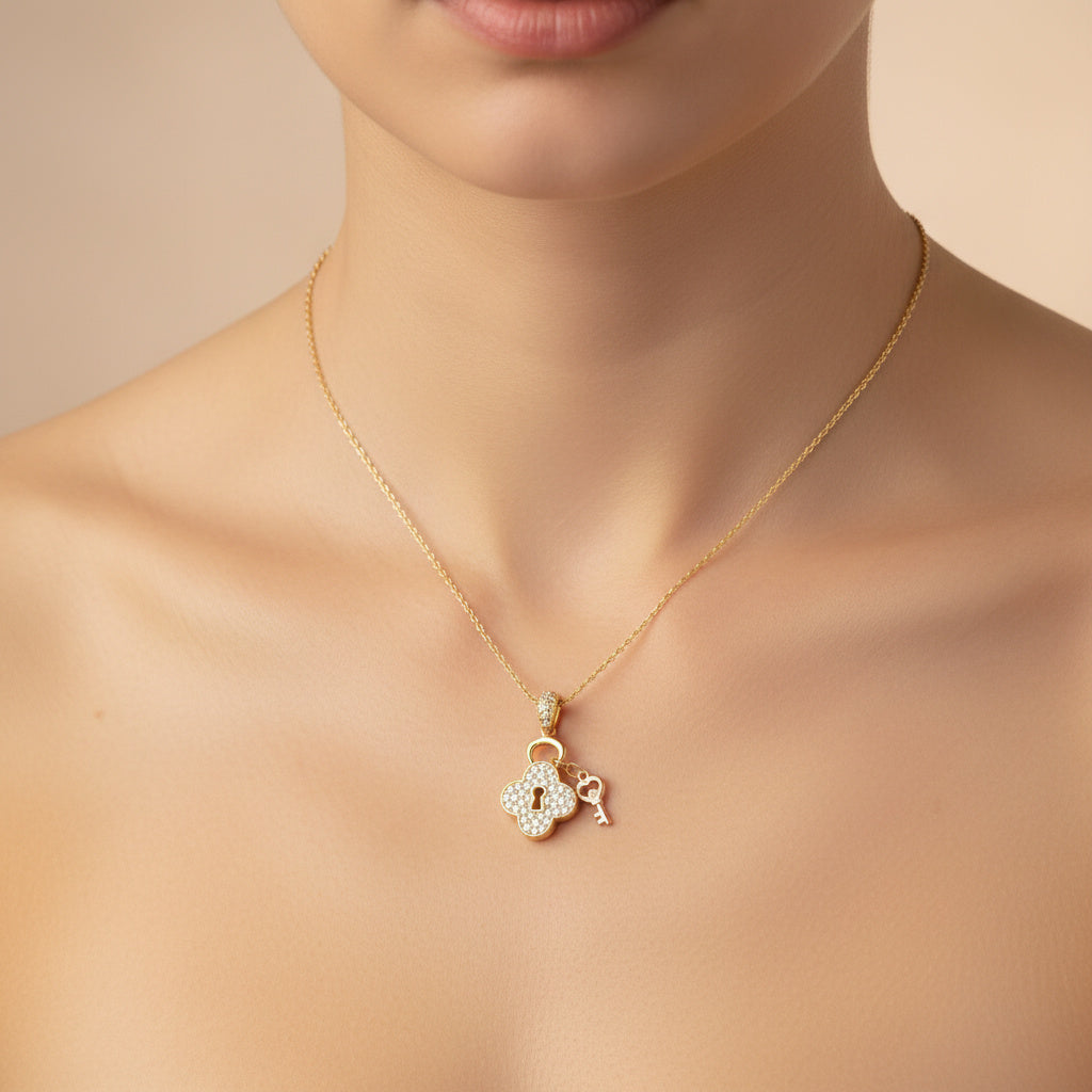 Dije de Oro 14k Diseño Candado Hueco de Trébol con Llave y Zirconias mod. 10073