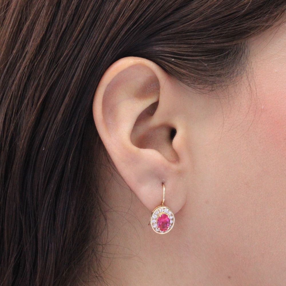 Arete con Broche Arillo de Oro 14k con Diseño Oval con Zirconia Roja Detallada con Zirconias en Bisel mod. 9763