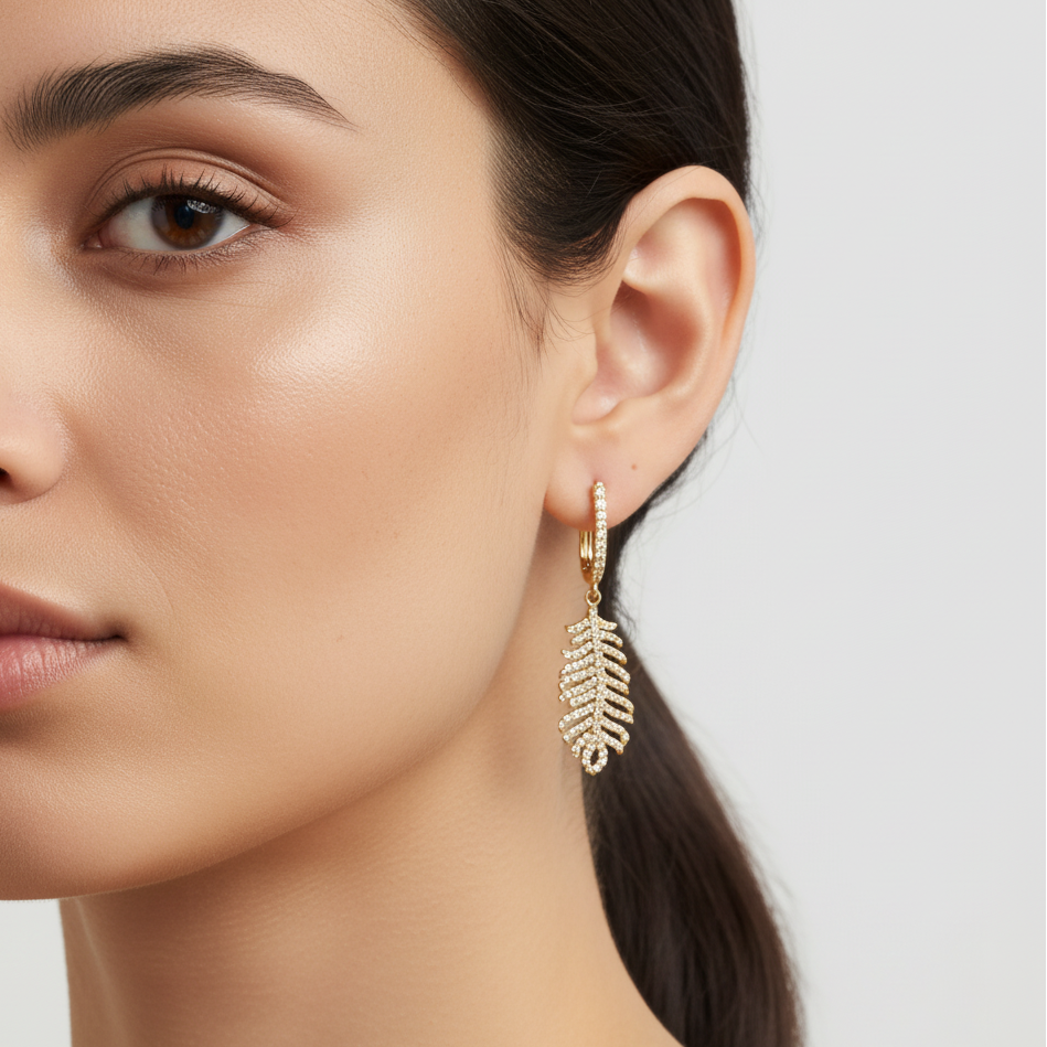 Arete Largo de Oro 14k Diseño de Hoja con Finas Zirconias Incrustadas mod. 10123