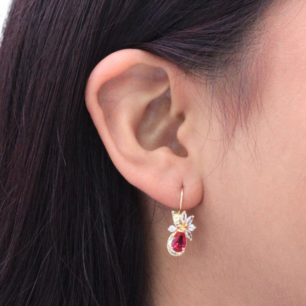 Arete con Broche Arillo de Oro 14k Flor Especial con Zirconias Principal Color Rojo Rubí mod. 9768