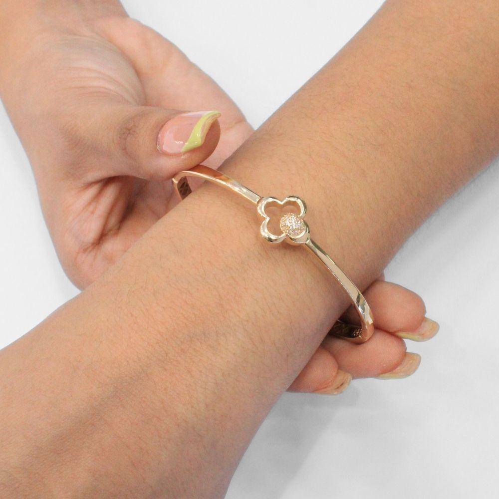 Aro de Oro 14k Diseño Delgado con Trébol Detallado con Círculo de Zirconias mod. 9749