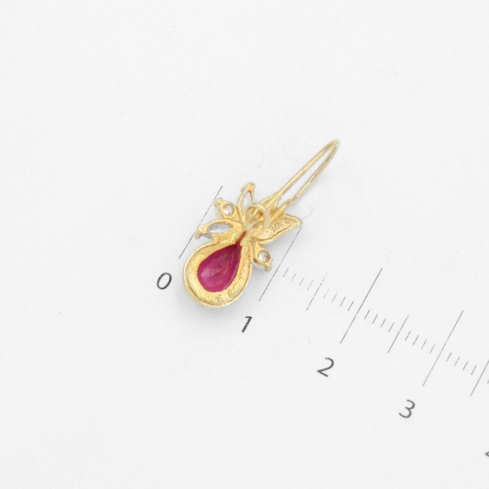 Arete con Broche Arillo de Oro 14k Flor Especial con Zirconias Principal Color Rojo Rubí mod. 9768