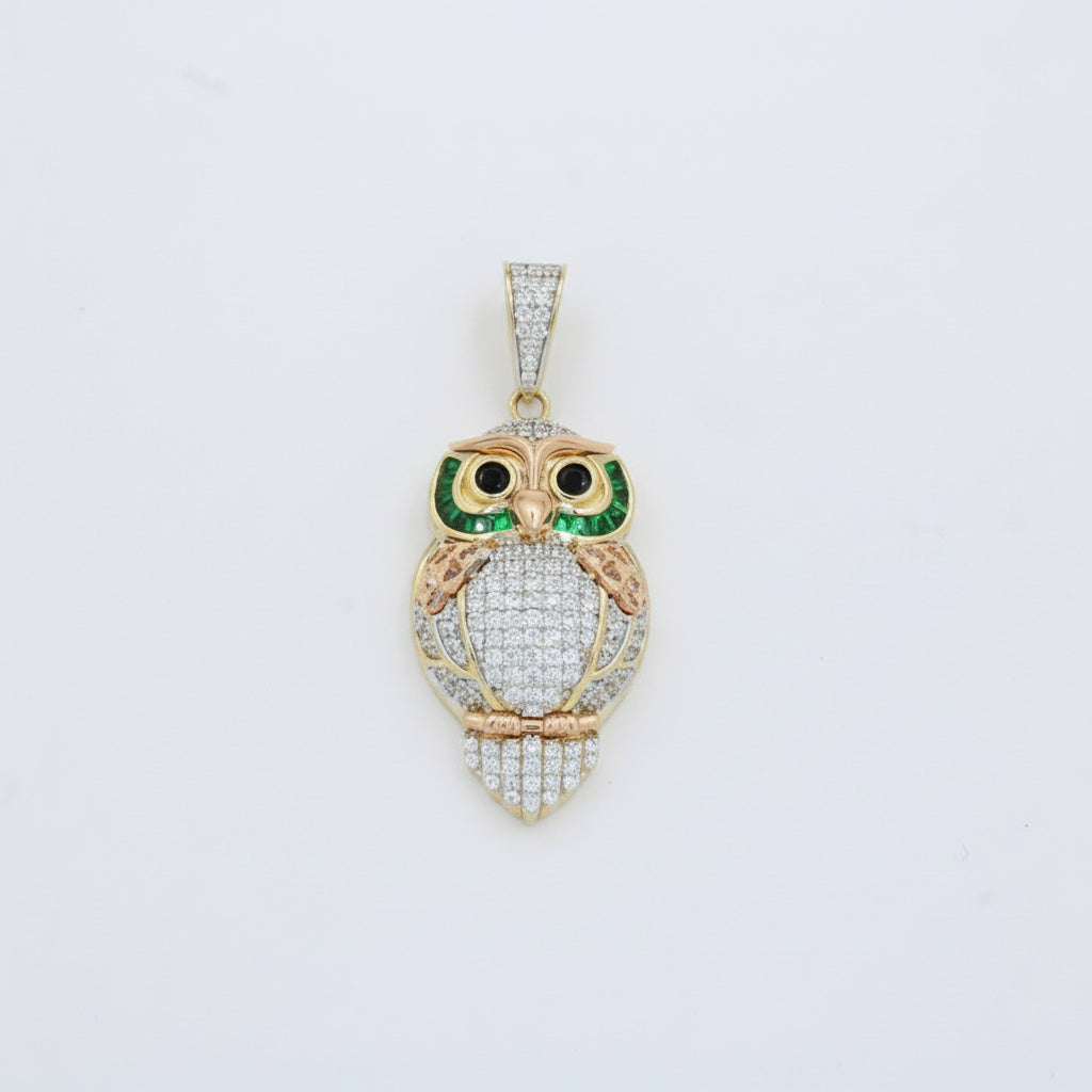 Dije de Oro 14k Búho con Alas Caladas y Marco Verde en Zirconias Baguette mod. 10075