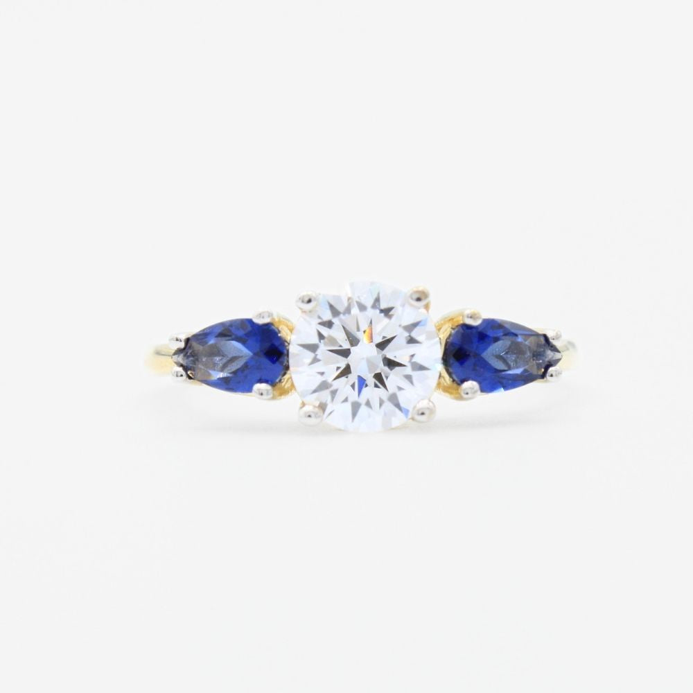 Anillo de Oro 14k de Diseño Circula con Incrustación de Zirconias en Forma de Gota mod. 9301