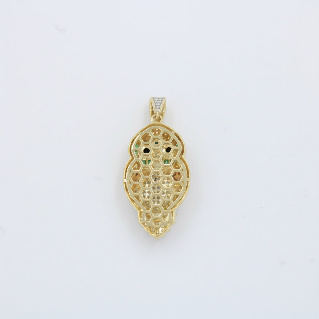 Dije de Oro 14k Búho con Alas Caladas y Marco Verde en Zirconias Baguette mod. 10075