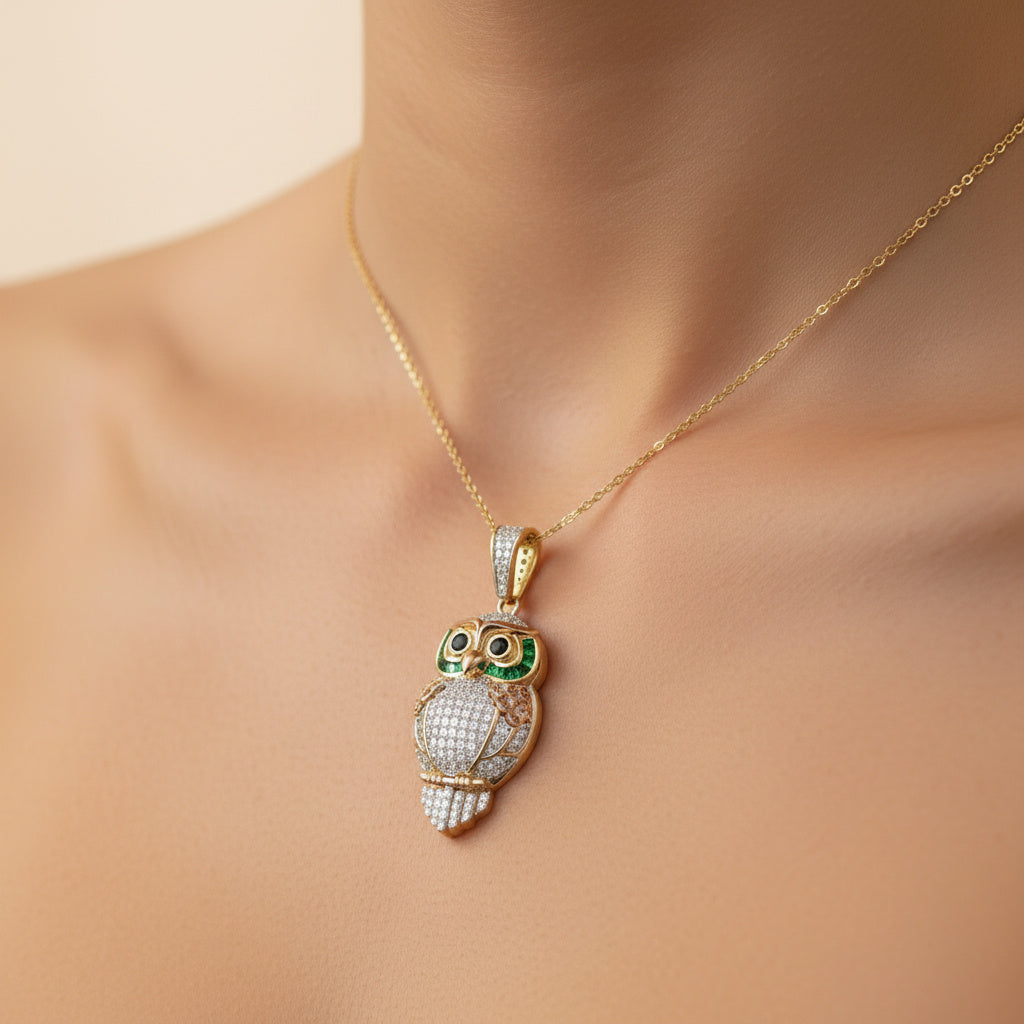 Dije de Oro 14k Búho con Alas Caladas y Marco Verde en Zirconias Baguette mod. 10075