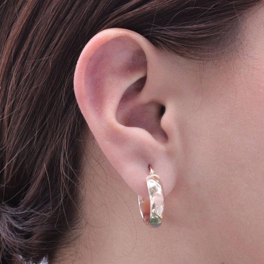 Arracada de Oro 14k Hueca en Diseño Circular con Grabado XO Fino mod. 8756
