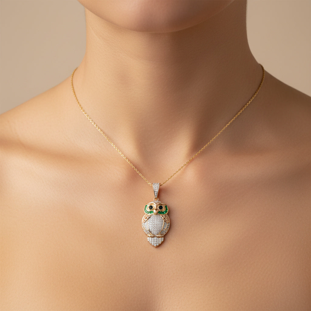 Dije de Oro 14k Búho con Alas Caladas y Marco Verde en Zirconias Baguette mod. 10075