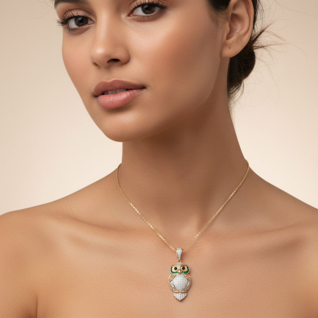 Dije de Oro 14k Búho con Alas Caladas y Marco Verde en Zirconias Baguette mod. 10075