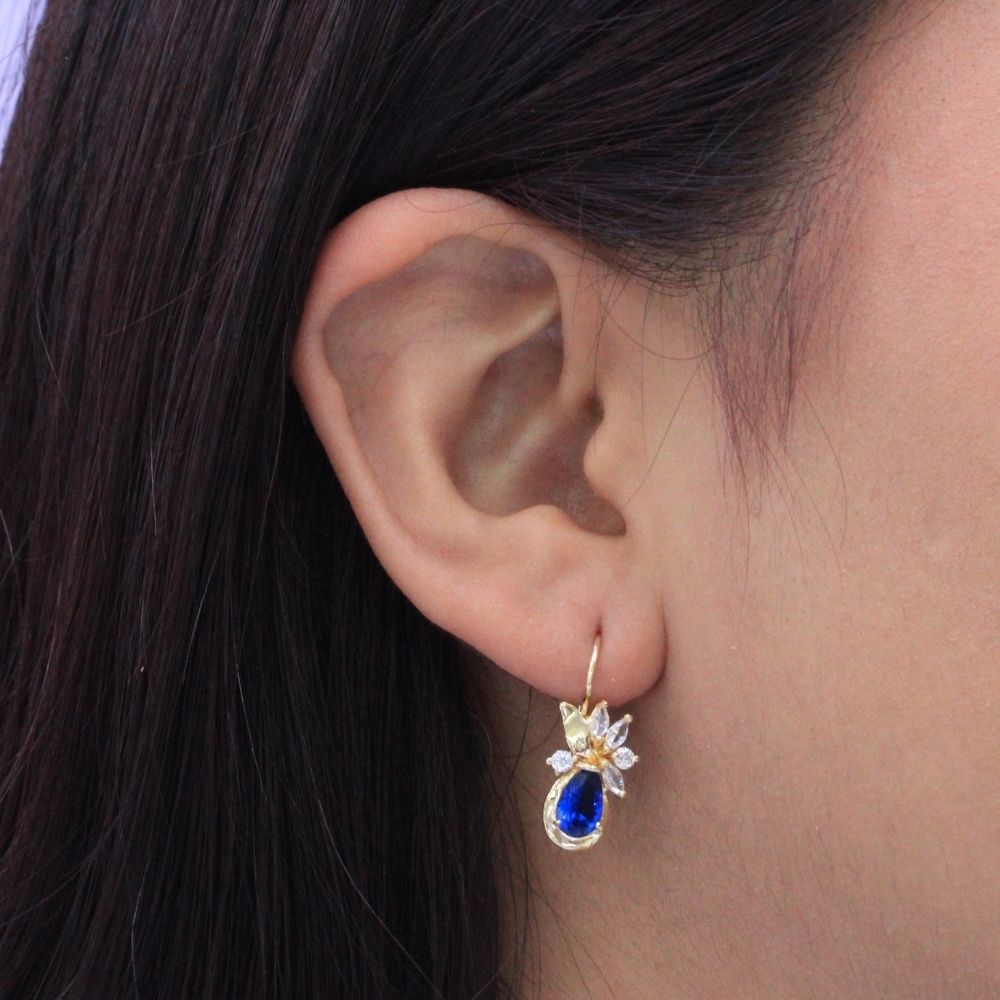 Arete con Broche Arillo de Oro 14k Flor Especial con Zirconias Principal Color Azul Rey mod. 9768
