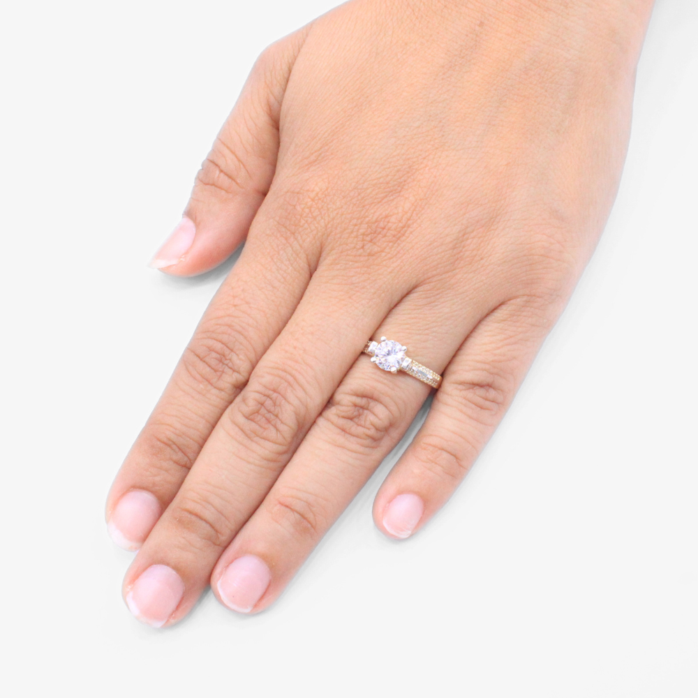 Anillo de Compromiso en Oro 14k Diseño con Línea Brillante de Oro Blanco e Incrustación de Zirconias mod. 9415